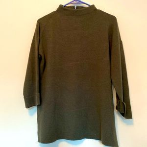 Tahari Green 3/4 length sleeve sweater